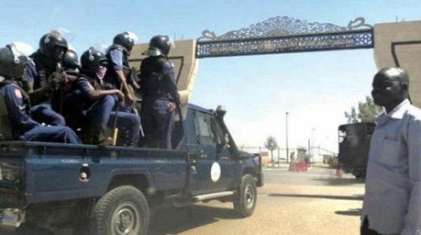 #الخرطوم

مصادر إعلاميه يمنيه 
أنباء عن اقتحام مقر اتحاد الطلاب اليمنيين من قبل قوات الدعم السريع مما اضطر الطلاب لمغادرته.

في الاثناء ناشد طلاب آخرون ينتمون لمنطقة يافع في مدينة عربي برفع الحصار المفروض على مكان اقامتهم في ظل انقطاع الماء والكهرباء والطعام منذ بدء الاشتباكات.