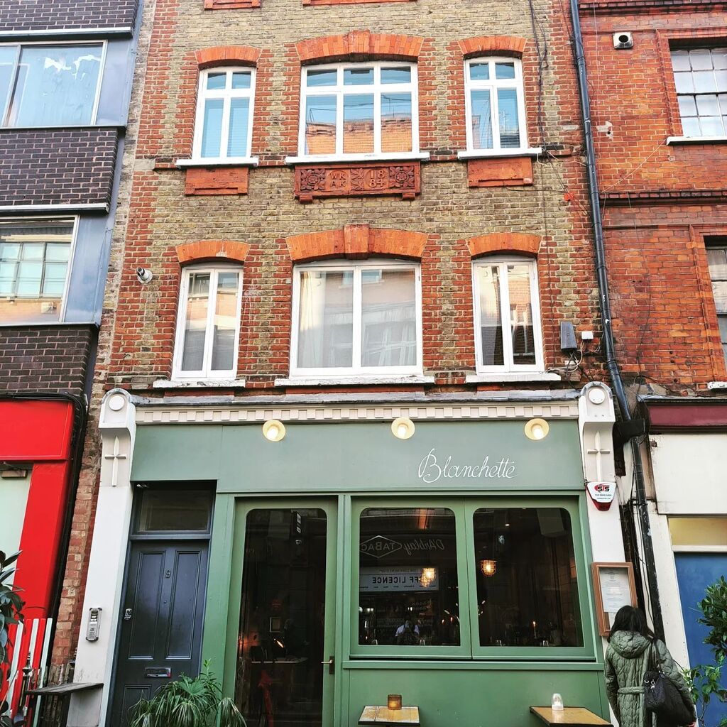 More London adventures and maiden voyage on the Elizabeth line instagr.am/p/CrMTBYmK4AA/