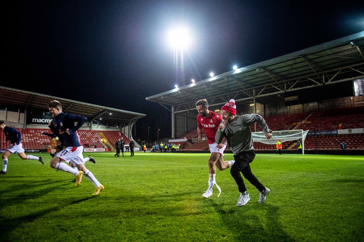 Wrexham_AFC's tweet photo. Just Charlie Day taking part in the cooldown 😂

🔴⚪ #WxmAFC https://t.co/eCbXQViGpU