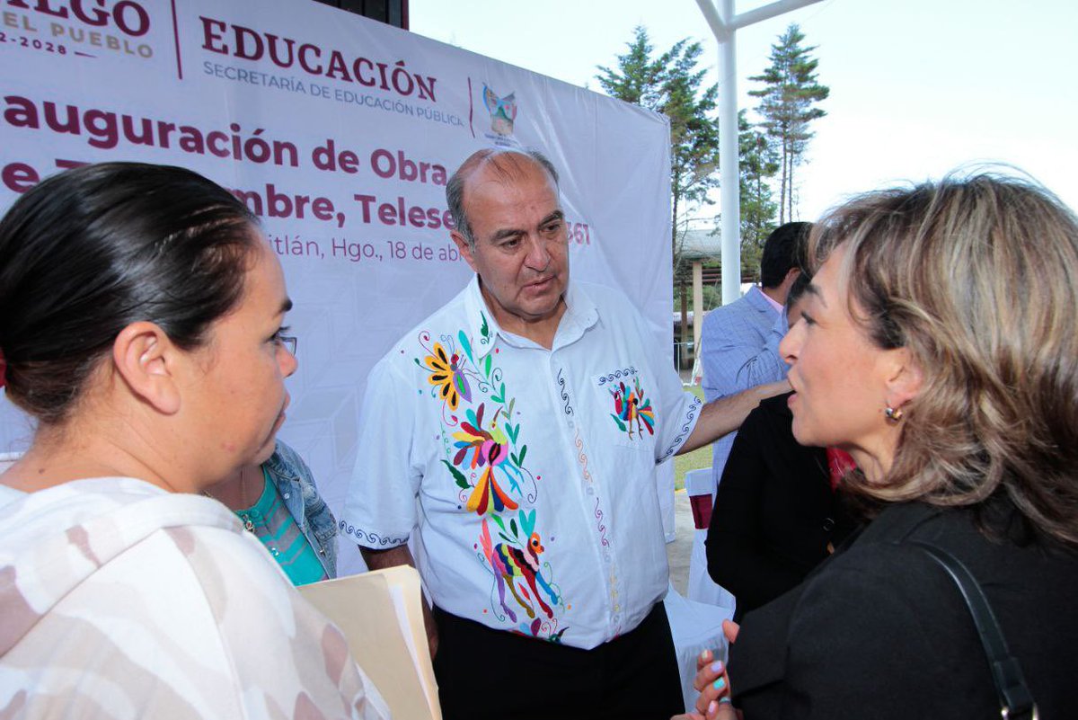 SEPHidalgo's tweet photo. En la Telesecundaria 361 de #SanAgustínMetzquititlán, hoy el secretario @natycastrejonv entregó techumbre de la cancha de usos múltiples gracias a una inversión de casi un millón de pesos del gobierno que encabeza @juliomenchaca_.

En el sector educativo trabajamos con intensidad para acercar a todas las regiones de #Hidalgo, los recursos que permitan mejorar las condiciones de los espacios físicos, en los cuales se llevan a cabo las actividades de niñas, niños, adolescentes y jóvenes.

#PrimeroLaEducación 
#TransformemosHidalgo