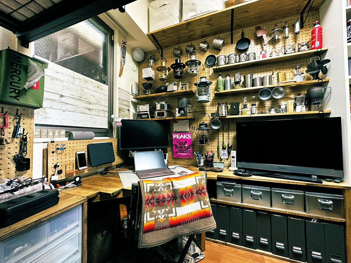 kazukun808's tweet photo. 私の作業部屋と寝室の壁一面。
子供が中学生になり自分の部屋が欲しいとの事で作業部屋を明け渡すことになりました💦
他に展示スペースがないので寝室ベッド下に収納される事になりそうです🥲
DIYしたデスク周りも解体します😂
#キャンプ好きな人と繋がりたい #キャンプギア #キャンプギア収納 https://t.co/m9YaijqA6r