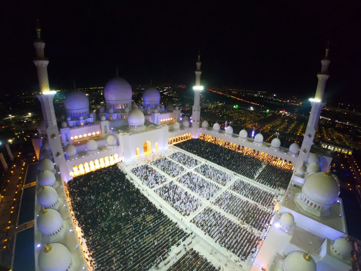 Aakeeda's tweet photo. اكثر من ٦٠ الف يؤدون صلاة التراويح وصلاة القيام  ب #جامع_الشيخ_زايد بالعاصمة #ابوظبي  #الحمد_لله  #الامارات https://t.co/Bcq5OUHs7y