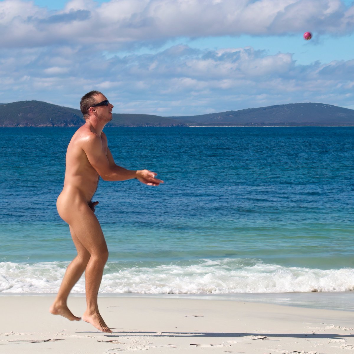 Nude_Hiker's tweet photo. Some nudists like to laze around on their towels sunbathing. Nothing wrong if that's what you like or that's all you're comfortable with yet. But it certainly isn't me. I like to run around and play games because I'm a goofy kid😋

Can't wait to go to Perth again to play volleyball with an actual proper volleyball set (I bought one 😁)

PS: Before anyone says anything which I know they will, no I don't have a boner, I'm just jumping and gravity is a thing 😆