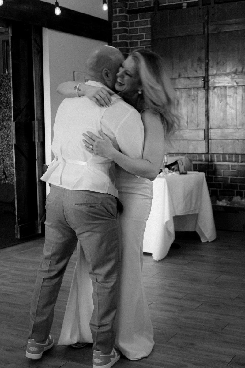 BLQMPhotography's tweet photo. A 1st dance, one to be always be remembered and never forgotten.
#bride #groom #couple #firstdance #1stdance #beautiful #weddingphotographer #photographer #photooftheday #wedding #BLQMPhotography #blonde #weddingdress #weddingday #photography #weddingphotography https://t.co/wO52freAyX