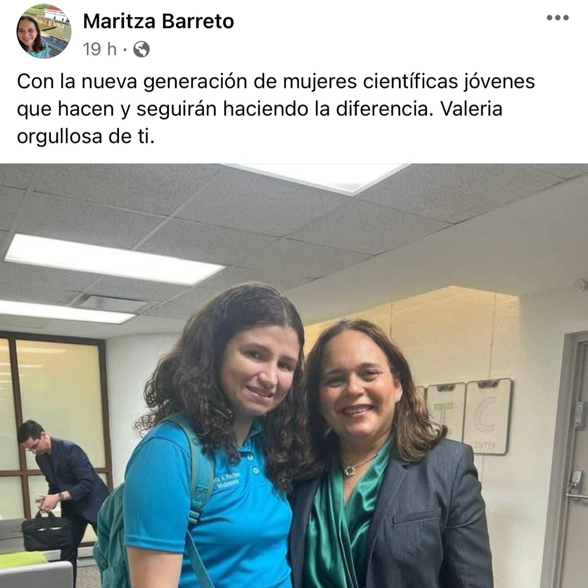 Con una de las científicas que más admiro. 
Voy ayudar a Puerto Rico y pondré nuestro nombre en alto donde quiera que este. 
Su futura oceanografa geológica/climatóloga