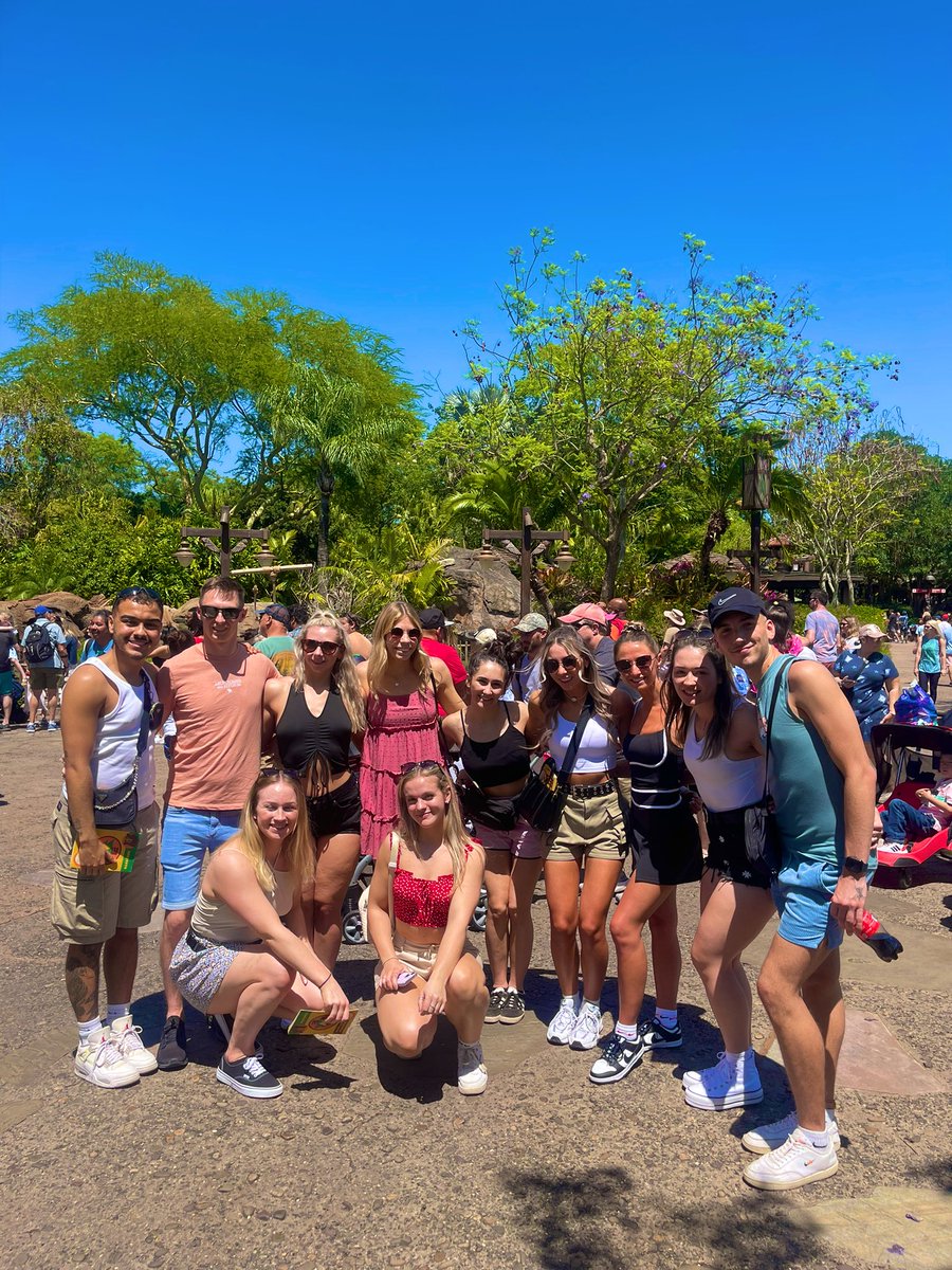 BEC_HAIL's tweet photo. Some of our Hail athletes met some of our sister team Vista Twisters T5 in Animal Kingdom today. We cannot wait to support them this weekend!🤩💙 https://t.co/sGQ6XxLfRE
