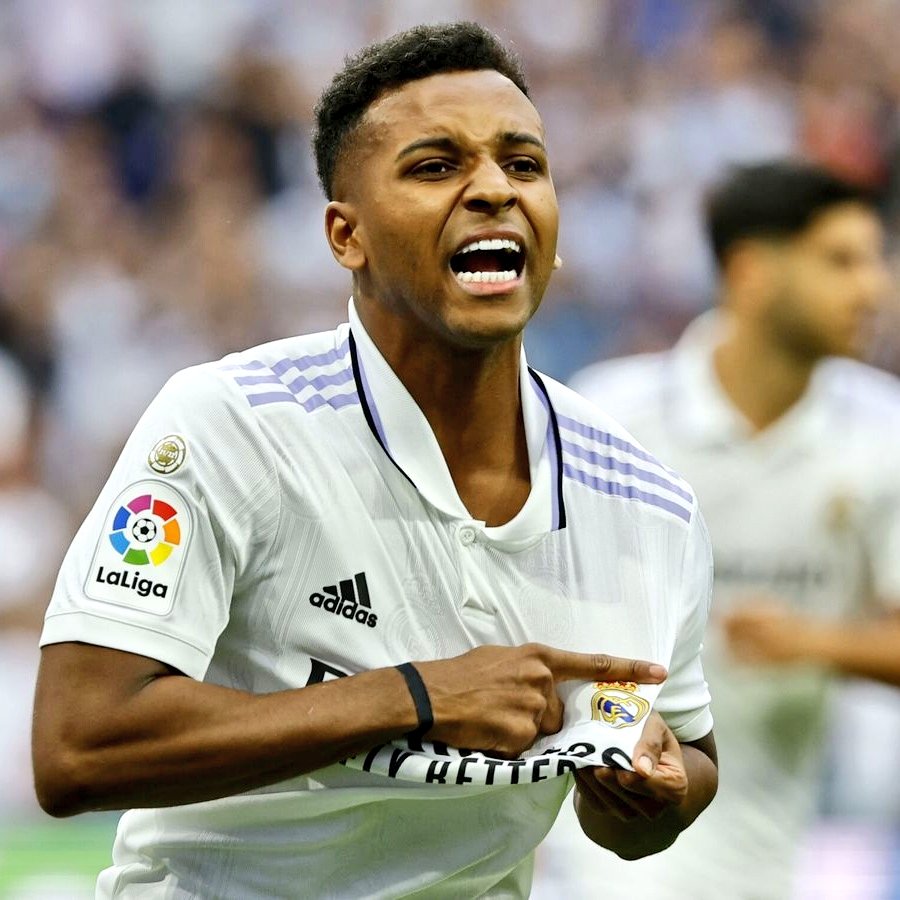 Son 3 semifinales en línea.
Son 11 semifinales de 13 posibles.
Son 5 trofeos en 9 años.
Son 14 títulos en su historia.
Con distintas generaciones.
Con o sin fichajes galácticos.
Con veteranos o puros chavales.
En todas las épocas.
En los dos siglos.

Real Madrid Champions Club.