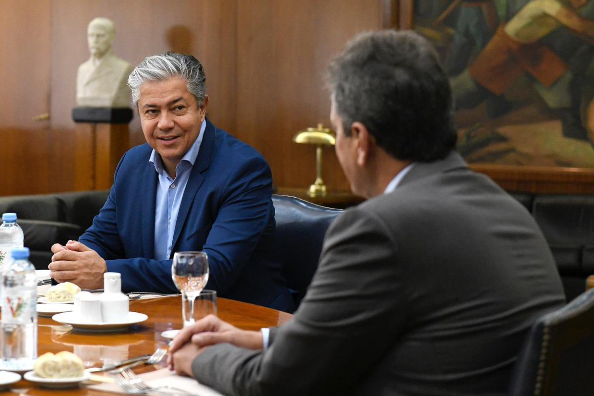 Junto a <a href="/Weretilneck/">Alberto Weretilneck</a>, nos reunimos este mediodía con el ministro <a href="/SergioMassa/">Sergio Massa</a> para comenzar a gestionar las obras y medidas que necesitan nuestras provincias.

Con Río Negro tenemos una agenda de temas que hacen al mejoramiento en las condiciones de vida de los patagónicos. 👇