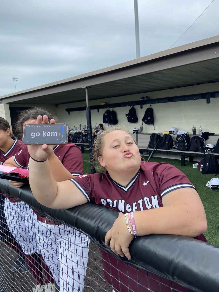 Pitchers supporting pitchers🫶🏼 

JV is ahead 2-0 in the bottom of the 1st against Melissa at the Z-plex.