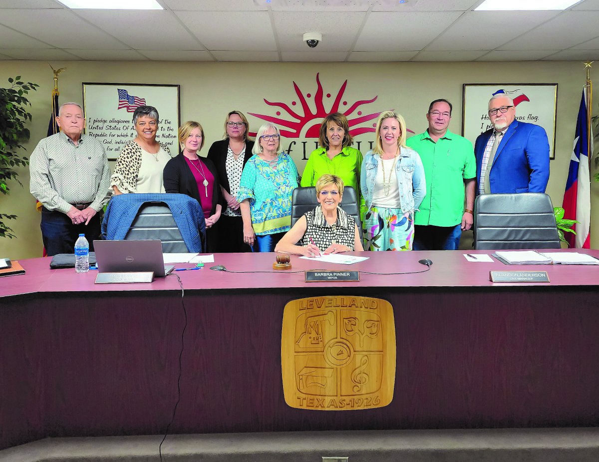 LevellandCofC's tweet photo. We are celebrating Earth Day this week! Thank you to Mayor Pinner for signing the Earth Day Proclamation at City Council last night. Thank you for the support. #EarthDay #keeplevellandbeautiful #CityOfLevelland #earthday2023 #klb #KeepTxBeautiful https://t.co/EhGkYap8T3