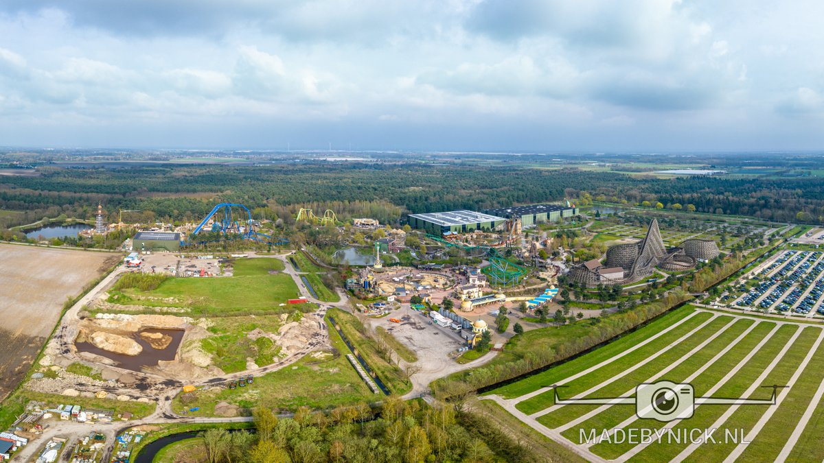 Toverland heeft nog genoeg ruimte om uit te breiden.
-
#toverland #themepark #themapark #pretpark #dronefotografie #limburg #droneshotoftheday #dronepicture
#aerialphotoshoot #aerialpicture #amusementpark #freizeitpark #photography