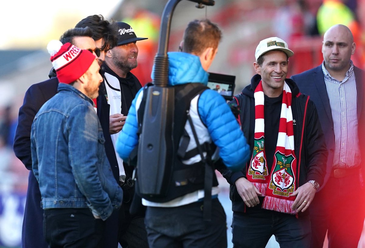 GhowertonFan's tweet photo. Photos: @GlennHowerton &amp; @alwayssunny cast attends the "Wrexham vs Yeovil Town" Game https://t.co/D2vmsB0KoO #SunnyFXX #GlennHowerton https://t.co/eHy6a4jaZw