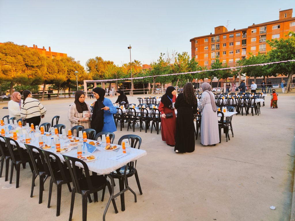AVCampClar's tweet photo. 🚨🚨🚨Veïnat: Avui hem participat a la trencada del dejú de la comunitat musulmana,al acte del Iftar. Donem gràcies a tota la comunitat musulmana per l'àpat i tracte rebut. Agraïm la feina a L'IMSS de @TGNAjuntament Per un barri multicultural en armonia
#somcampclar #somponent https://t.co/ZDp2FQ8EXQ