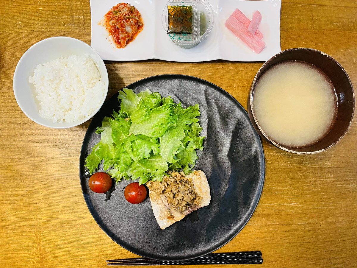 もちっともちっと もっちごへいです😚 昨夜の夕飯はメカジキのバターソテー🧈 もっちごへいは最近肉料理 が多かったので魚料理食べたいなと 最近お魚が高いのでもっちママと 高いけどどうする❓と 相談しながら買ったメカジキです😆 食器の配置をミッキーマウスに し