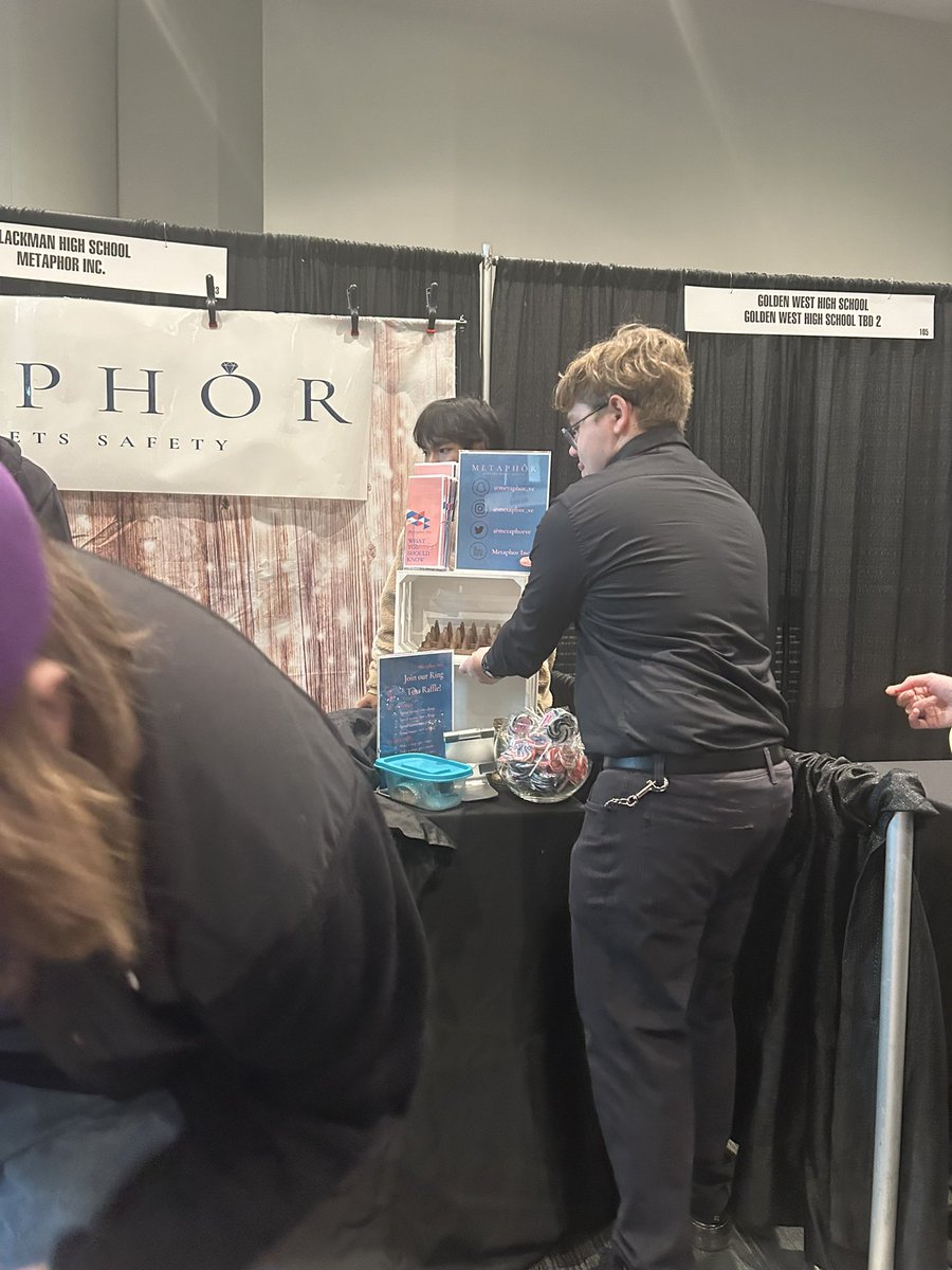 MetaphorVe's tweet photo. All hands on deck for booth set up. https://t.co/QLmSEKncLL