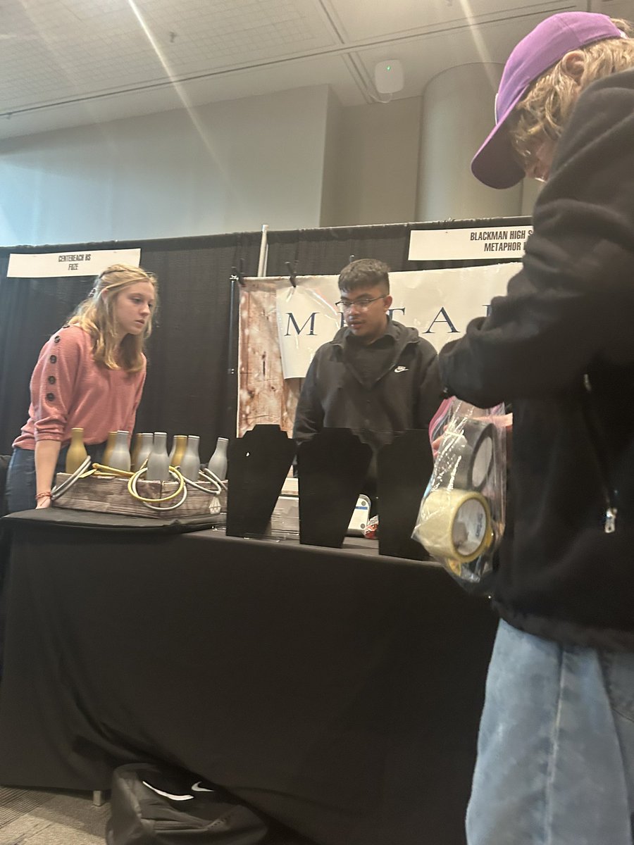 MetaphorVe's tweet photo. All hands on deck for booth set up. https://t.co/QLmSEKncLL