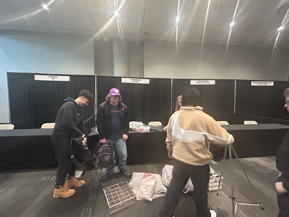 MetaphorVe's tweet photo. All hands on deck for booth set up. https://t.co/QLmSEKncLL