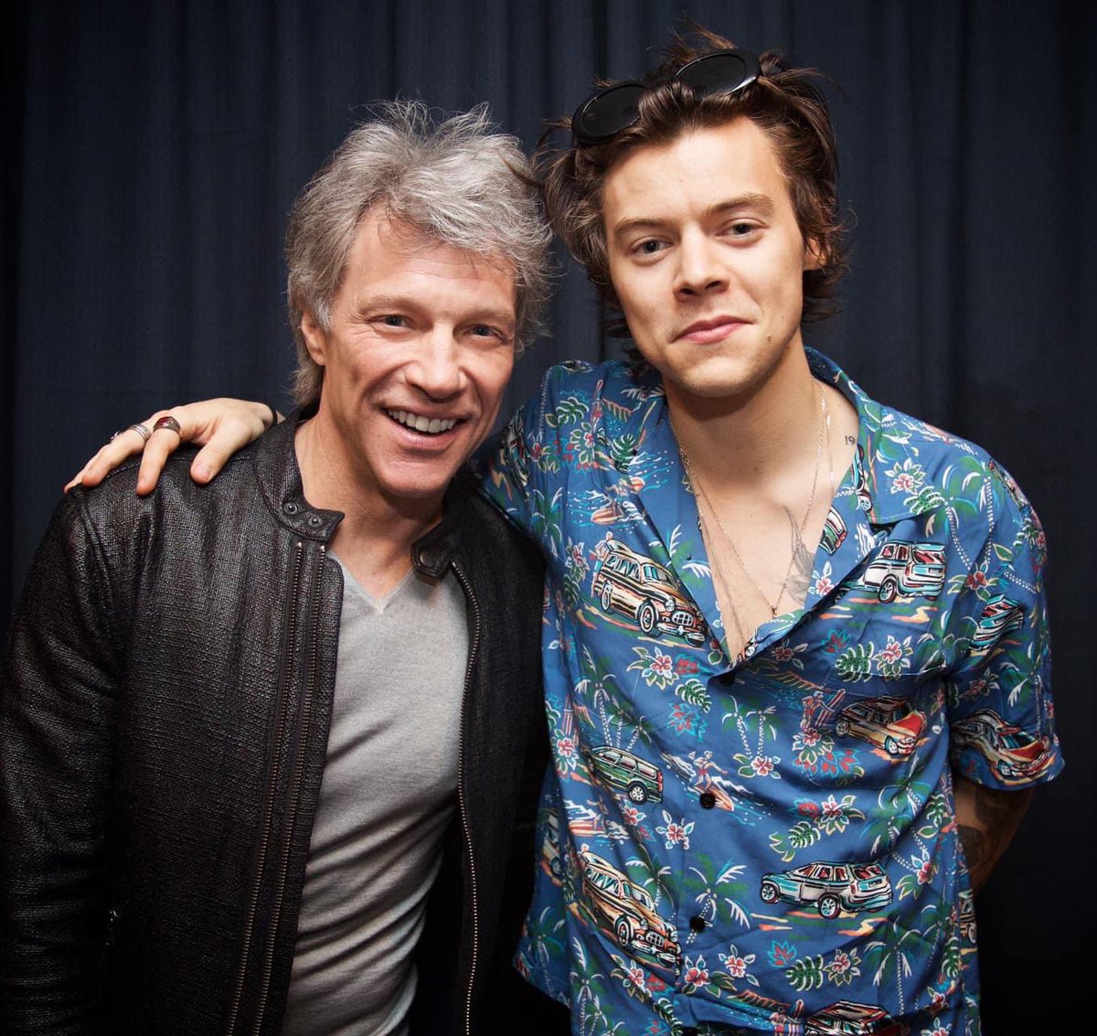 hsdaily's tweet photo. “Harry Styles is the biggest star…I love what he's doing musically, he's challenging himself and then he comes up with a pop song that has a deeper meaning […] So, all of those things to me make him one-of-one.” - Jon Bon Jovi on Harry for Table for Two with Bruce Bozzi https://t.co/71wNImGQZH