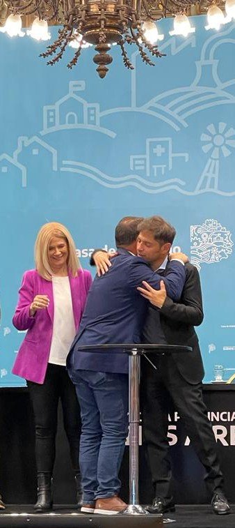 ccomparato1's tweet photo. Es la foto: abrazo @Kicillofok  @BertellysHernan y la sonrisa perdida de @magariovero Casi 300 millones p/calles de tierra @CesarValicenti @NelsonSombraOK https://t.co/SWsPbDFTQX
