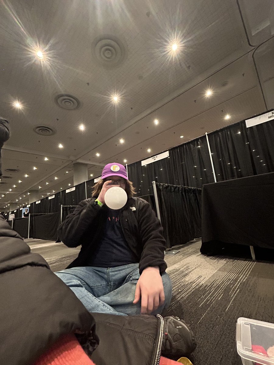 MetaphorVe's tweet photo. Balloon columns coming together https://t.co/WCw53rBRvl