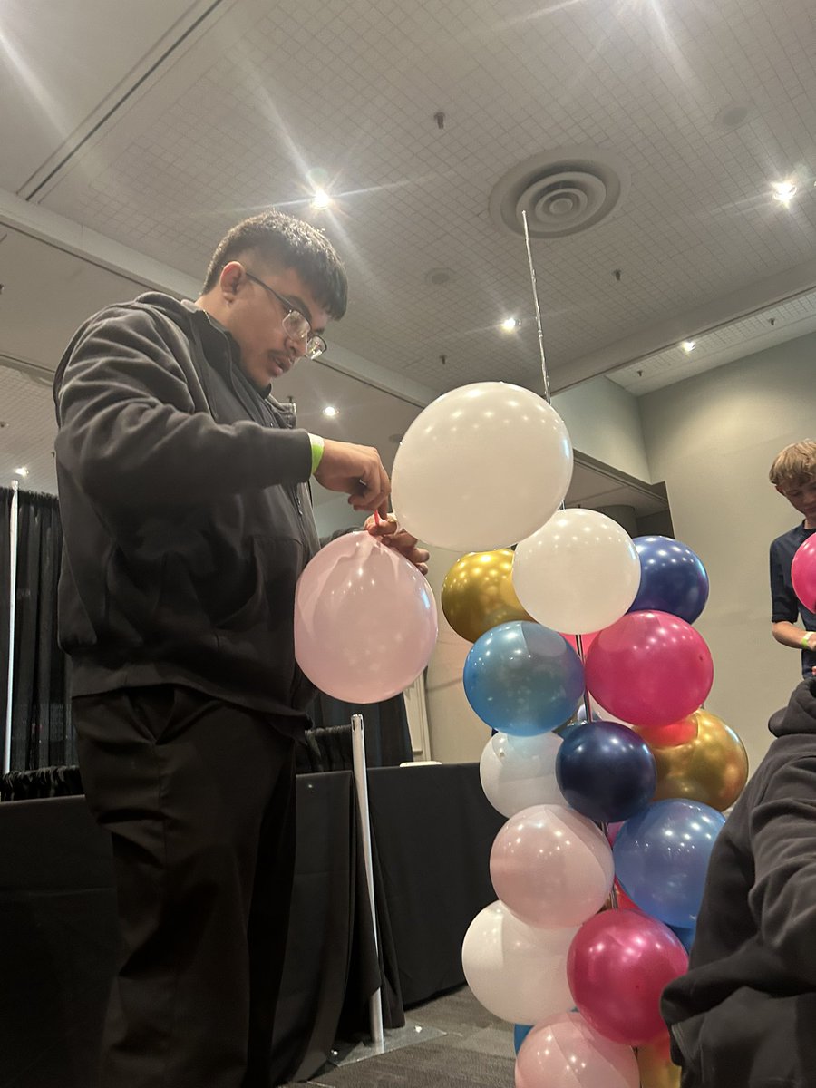 MetaphorVe's tweet photo. Balloon columns coming together https://t.co/WCw53rBRvl