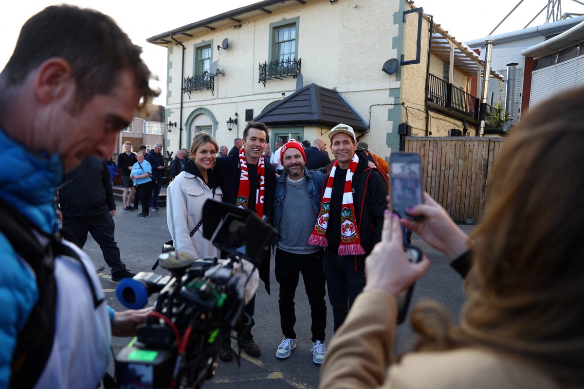GhowertonFan's tweet photo. Photos: @GlennHowerton &amp; @alwayssunny cast attends the "Wrexham vs Yeovil Town" Game https://t.co/D2vmsB0KoO #SunnyFXX #GlennHowerton https://t.co/eHy6a4jaZw