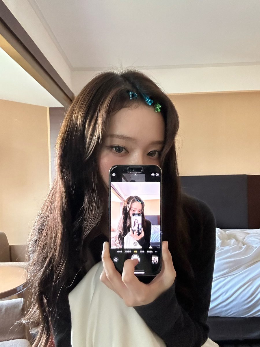aespasbbl's tweet photo. [230419] 12:19PM KST: ⭐️ 

- +2 📸
- let’s follow the trend https://t.co/bk8JYvt7d1