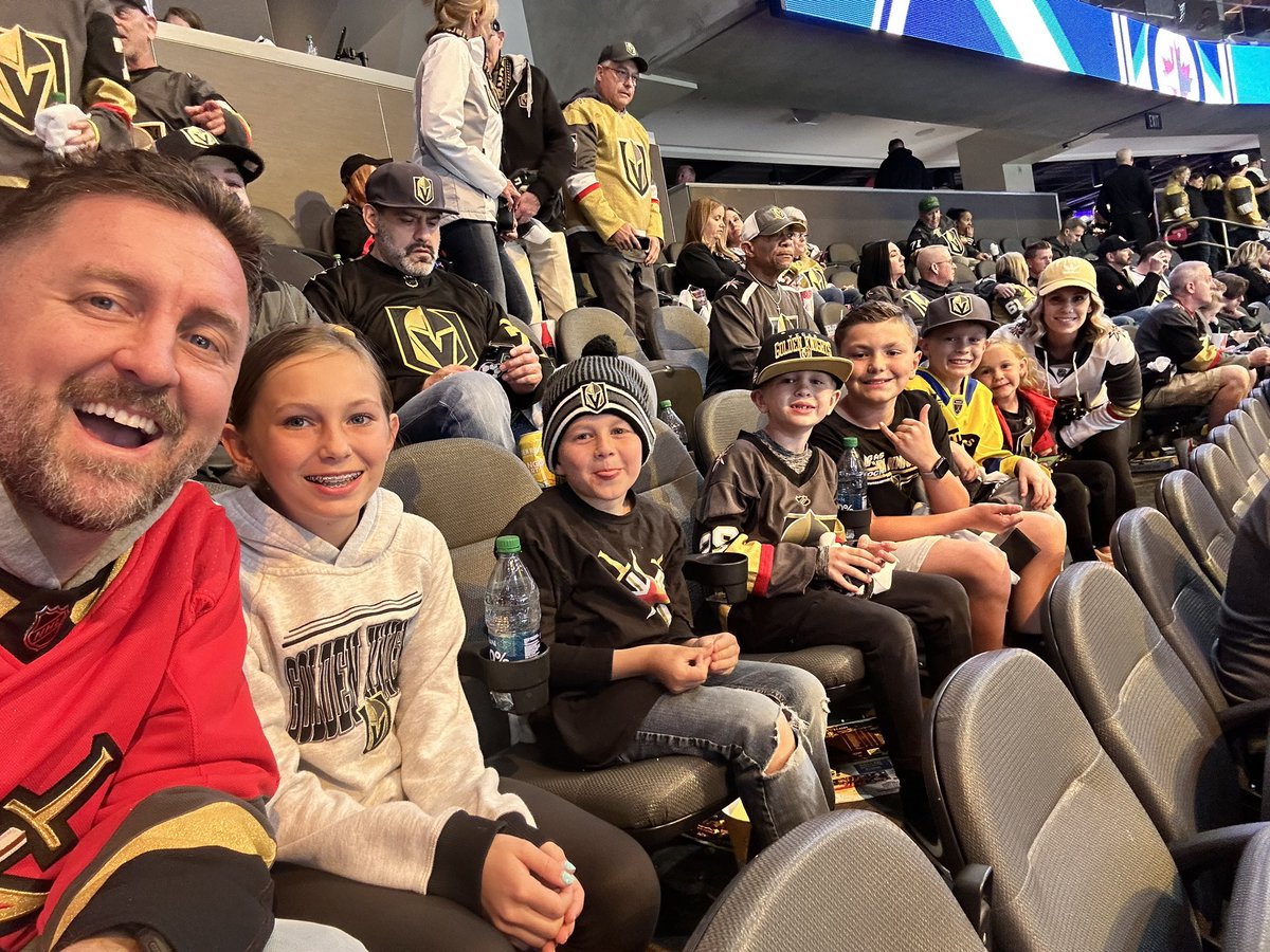 kennyeliason's tweet photo. Todays startup therapy, playoff hockey! 2 adults and 6 kids! Who does this?? 😂#theGOLDENage #getrecord https://t.co/f8bDyI21wu