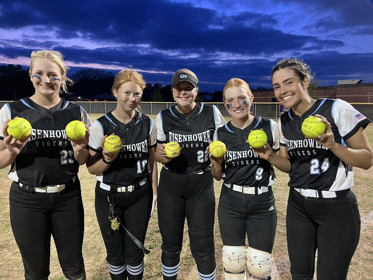 EHSSoftball2's tweet photo. When in Ark City we get ice cream!🍦JV lost two close ones against Ark City, while Varaity pulled out two Wins! All games had good execution at the plate &amp; defensively!

Excited adding two more players to the Bomb Squad 💣

Next up is Salina at Salina in Friday!

🐾🤍💙🐾 https://t.co/aPw7s5kH6R