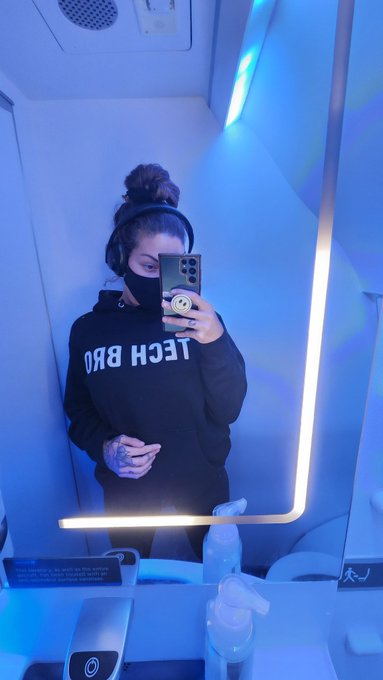 Airplane nudes hit different https://t.co/mElFkdRjLJ