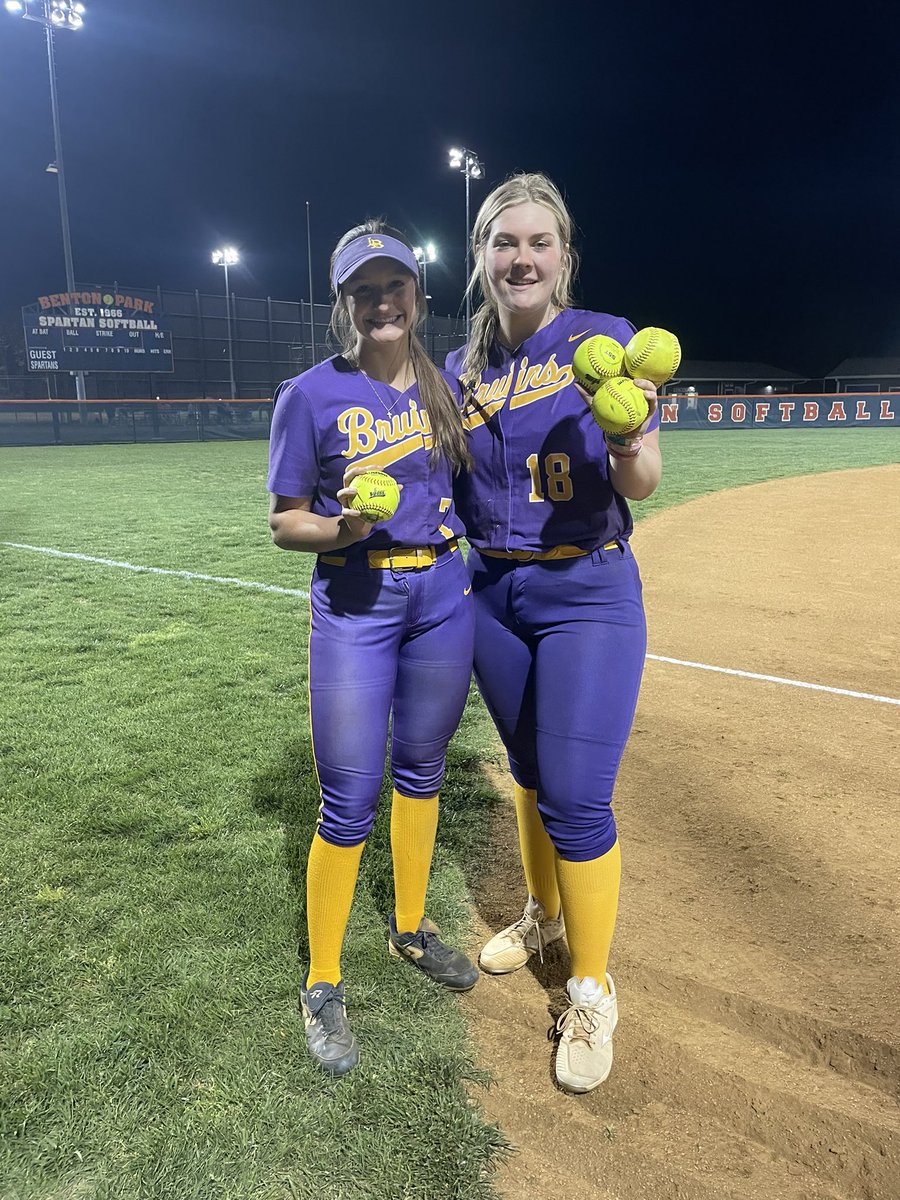 Rockets 🚀 Fest by the Bruins on the 17-6 victory with 1 HR and 3RBI by  <a href="/ChristouKara/">Kara Christou</a> and 3HRs with 7RBI by <a href="/averimoon05/">Averi Moon</a> including a grand slam !
Great game!!!