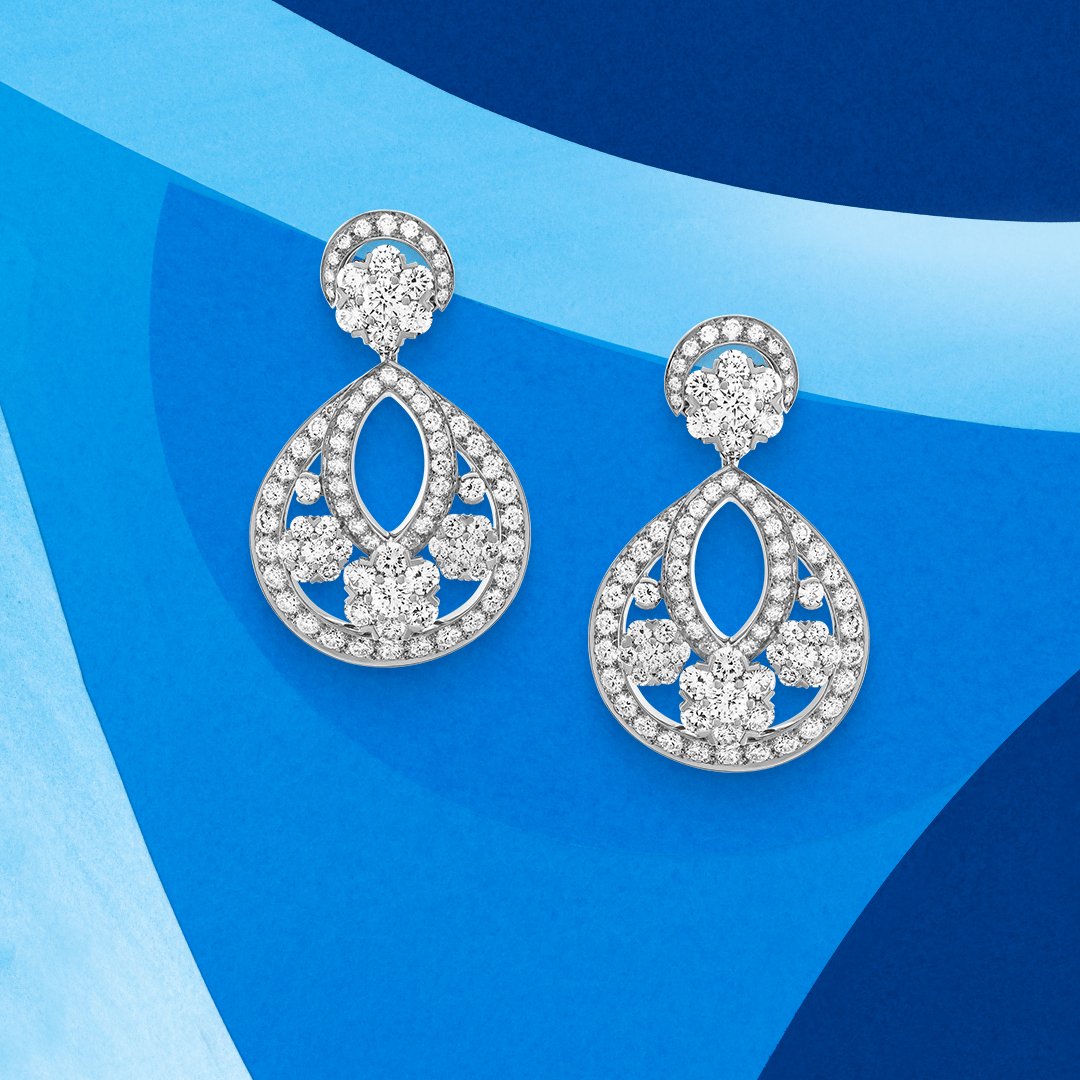 vancleef_japan's tweet photo. ダイヤモンドの時を超える美しさを、雪の結晶の中に描いた〈スノーフレイク〉ハイジュエリー コレクション。ジェレミー・フィッシャーのイラストを背景に、涼しげに輝いています。https://t.co/aKC3TMHLmr
#VCAsnowflake #HighJewelry #ハイジュエリー #VanCleefArpels #VCAdiamond #diamonds https://t.co/geUaJ9E7hF