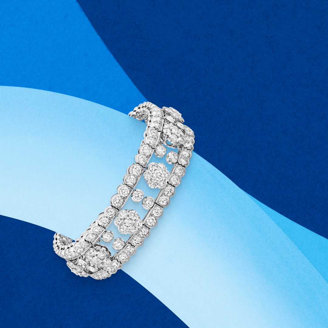 vancleef_japan's tweet photo. ダイヤモンドの時を超える美しさを、雪の結晶の中に描いた〈スノーフレイク〉ハイジュエリー コレクション。ジェレミー・フィッシャーのイラストを背景に、涼しげに輝いています。https://t.co/aKC3TMHLmr
#VCAsnowflake #HighJewelry #ハイジュエリー #VanCleefArpels #VCAdiamond #diamonds https://t.co/geUaJ9E7hF
