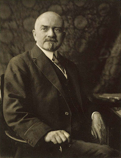 CULLEN’S SIGN
– discoloration around umbilicus – may indicate severe acute pancreatitis, ruptured ectopic pregnancy or trauma to the liver. It is named after Thomas Stephen Cullen, 1868–1953, Professor of Gynecology, who described the sign in ruptured ectopic pregnancy in 1916.