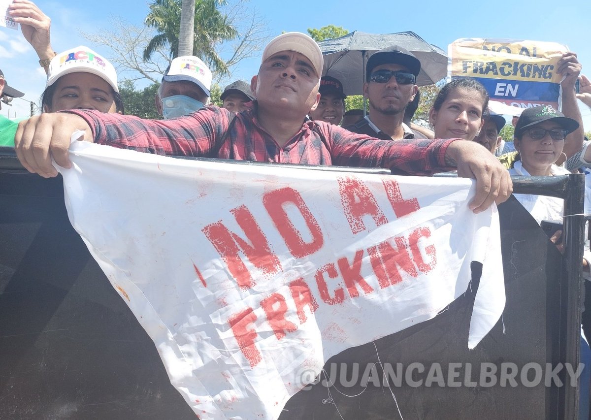 JUANCAELBROKY's tweet photo. En campaña recorrimos junto al presidente @petrogustavo varias regiones del país y en municipios como Puerto Wilches la consigna y el deseo de la población fue #ColombiaSinFracking. La prohibición del fracking ganó en el Senado ahora falta en la Cámara #ElCambioEsSinFracking https://t.co/ylEYPsEke1