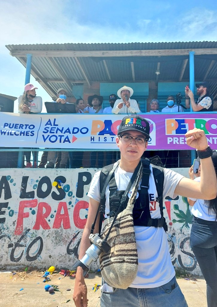 JUANCAELBROKY's tweet photo. En campaña recorrimos junto al presidente @petrogustavo varias regiones del país y en municipios como Puerto Wilches la consigna y el deseo de la población fue #ColombiaSinFracking. La prohibición del fracking ganó en el Senado ahora falta en la Cámara #ElCambioEsSinFracking https://t.co/ylEYPsEke1