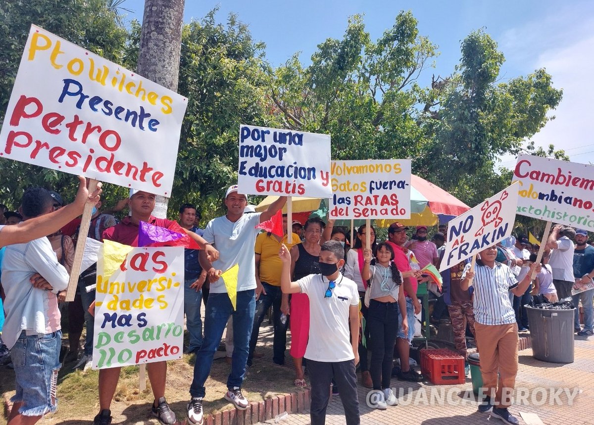 JUANCAELBROKY's tweet photo. En campaña recorrimos junto al presidente @petrogustavo varias regiones del país y en municipios como Puerto Wilches la consigna y el deseo de la población fue #ColombiaSinFracking. La prohibición del fracking ganó en el Senado ahora falta en la Cámara #ElCambioEsSinFracking https://t.co/ylEYPsEke1