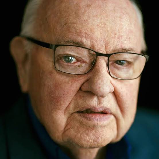 Martyfields's tweet photo. My dear old mate Father Bob Maguire has gone to meet his maker today. He fought a good fight. We had so many laughs together over the tears and he did so much good for so many. A genuine hero. Vale, my friend. https://t.co/vvhnmBJ2FJ