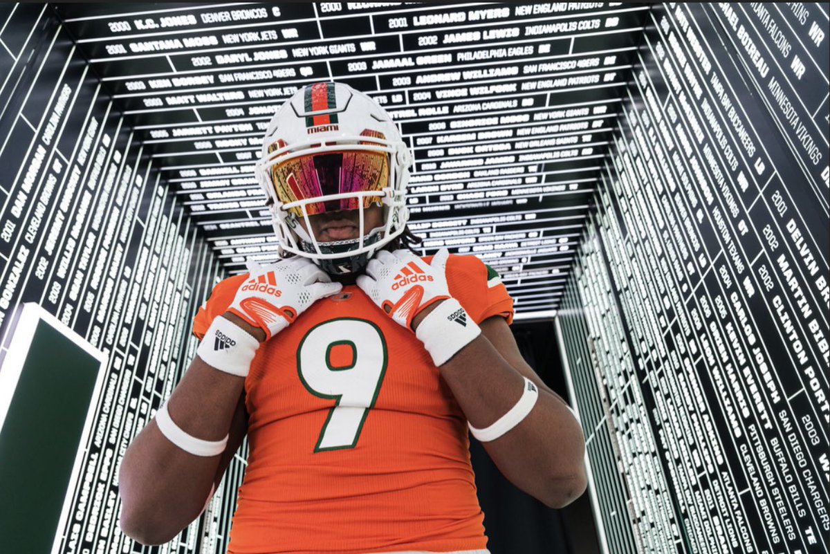Alex_Foster2's tweet photo. Had a Great time In Miami!💚🧡
@Coach_KStrong @IrishFootball13 @LawrencHopkins @Dar52Irish @MohrRecruiting @alonzohighsmith @CoachJsalavea https://t.co/ItRvLp5ent