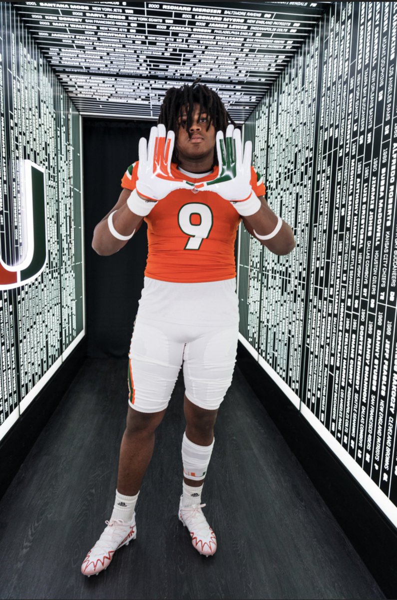 Alex_Foster2's tweet photo. Had a Great time In Miami!💚🧡
@Coach_KStrong @IrishFootball13 @LawrencHopkins @Dar52Irish @MohrRecruiting @alonzohighsmith @CoachJsalavea https://t.co/ItRvLp5ent