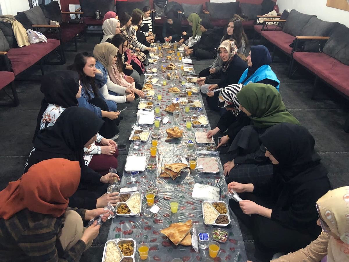 batmanbatuder's tweet photo. Uluslararası kız ve erkek öğrencilerimiz Diyanet Gençlik Merkezinin davetlisi olarak Yıldız Camii Külliyesinde gerçekleştirilen iftar programına katılım sağladı.  Rabbim emek veren herkesten Allah razı olsun. https://t.co/Y1uKsIGPAD