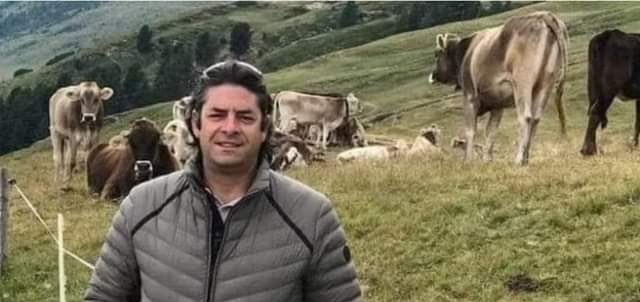 İlk defa haber izlerken gördüm. TV'nin sesi kısıktı. "İsviçreli veya Hollandalı modern çiftçilerden biri işte, Türkiye'de niye olmaz böyleleri" diye düşündüm. ++