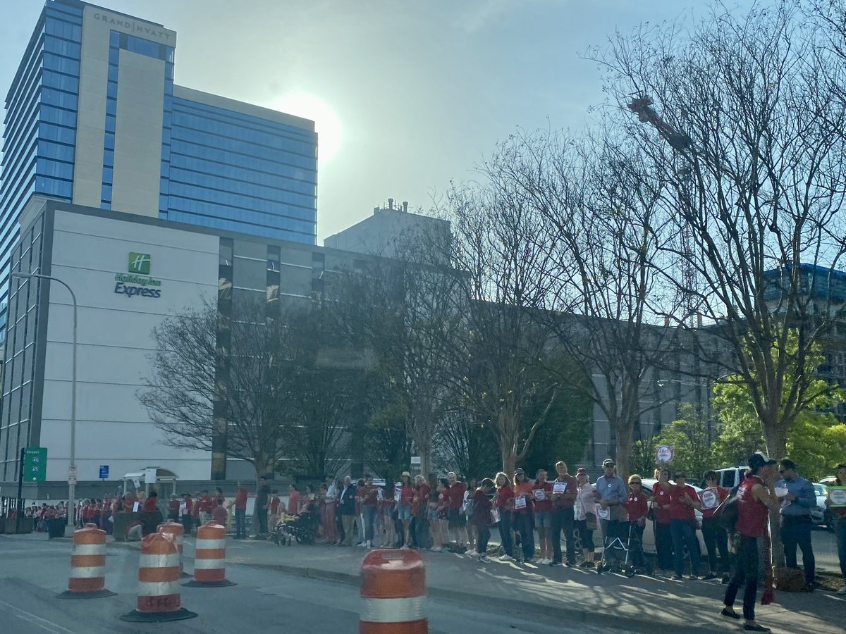Vivian_E_Jones's tweet photo. Organized by @voices4saferTN, about 6,000+ people are now making a human chain from @VUMCchildren to the State Capitol to call for tougher gun control laws. https://t.co/4NUxZJIL3v