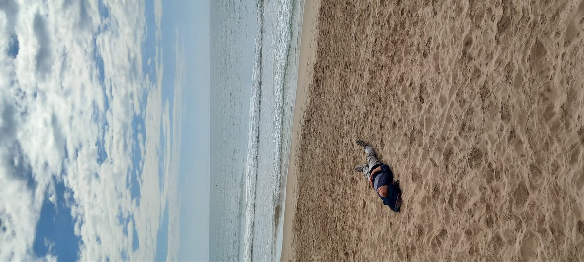 manuelramosc's tweet photo. (Dale la vuelta al celular)
Todos necesitamos ser este señor en algún momento de nuestras vidas, sólo acostarnos en la playa, mirar al cielo y pensar, pensar mucho... https://t.co/F0HaGGEdoy
