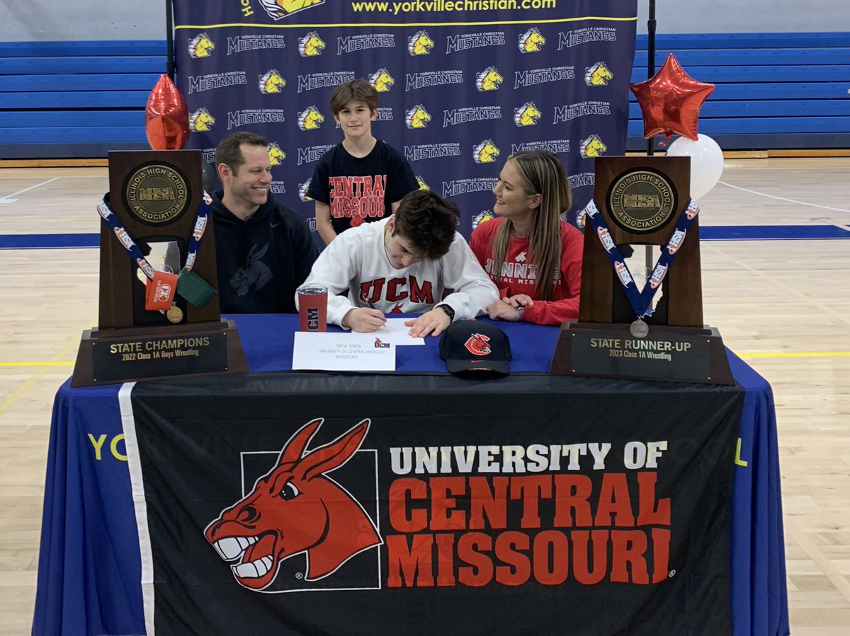 DrewTorza's tweet photo. Signing day‼️🔴⚫️ Thank you to my friends and family for the support‼️ https://t.co/9vlkkw5S7V