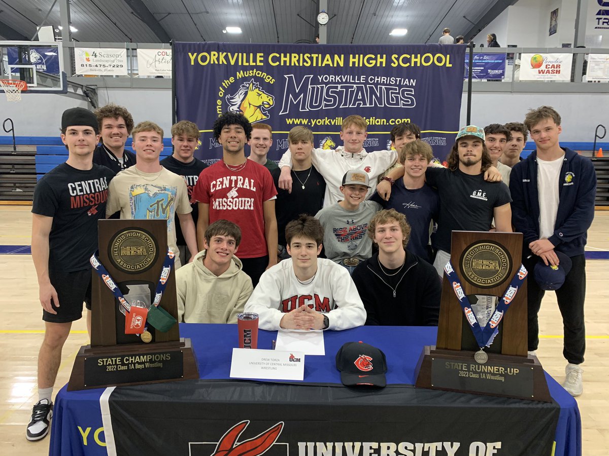 DrewTorza's tweet photo. Signing day‼️🔴⚫️ Thank you to my friends and family for the support‼️ https://t.co/9vlkkw5S7V