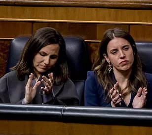 Miss_Bennet5's tweet photo. Hace 40 años los sillones azules del Congreso eran ocupados por personas con una formación altísima y experiencia sobrada fuera de la política.
Hoy tenemos a las hermanas Sisters: la nada histriónica, el infinito de la vulgaridad, la ordinariez desatada.
Qué inconscientes somos. https://t.co/4YM1TyzSnk