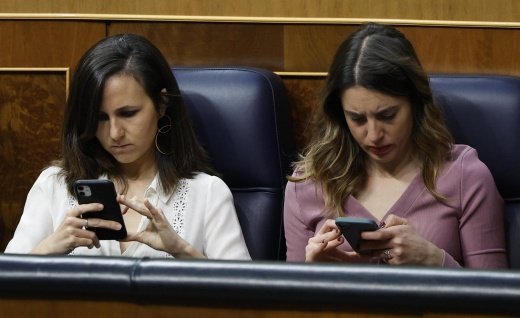Miss_Bennet5's tweet photo. Hace 40 años los sillones azules del Congreso eran ocupados por personas con una formación altísima y experiencia sobrada fuera de la política.
Hoy tenemos a las hermanas Sisters: la nada histriónica, el infinito de la vulgaridad, la ordinariez desatada.
Qué inconscientes somos. https://t.co/4YM1TyzSnk