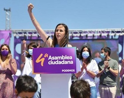 Hace 40 años los sillones azules del Congreso eran ocupados por personas con una formación altísima y experiencia sobrada fuera de la política.
Hoy tenemos a las hermanas Sisters: la nada histriónica, el infinito de la vulgaridad, la ordinariez desatada.
Qué inconscientes somos.