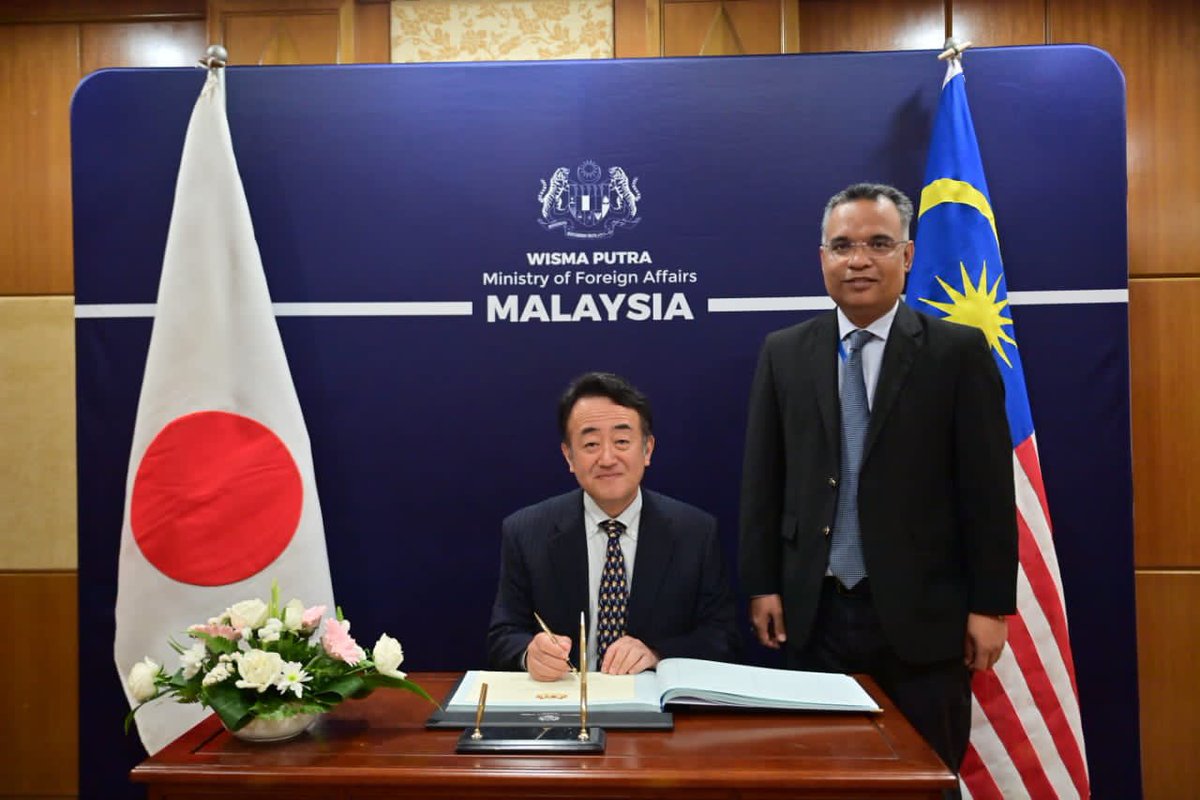 Saya menerima kunjungan daripada Duta Besar Jepun Ke Malaysia, TYT Takahashi Katsuhiko. Kunjungan hormat ini membuktikan keakraban kedua-dua Kerajaan Malaysia dan Jepun yang saling bertemu bagi membincangkan hal-hal berkaitan kedua-dua negara.

#wismaputra 
#doczam
#malaysiajapan